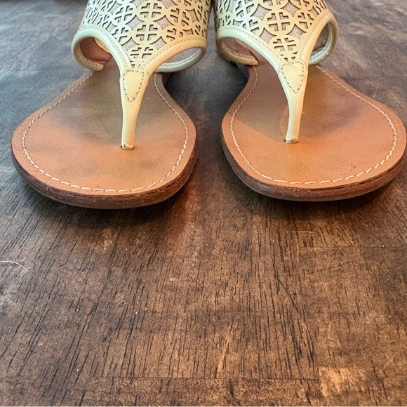 TORY BURCH Cream Yellow Flip Flops Thongs Sandals! Very good condition! 7 1/2 - Picture 4 of 9